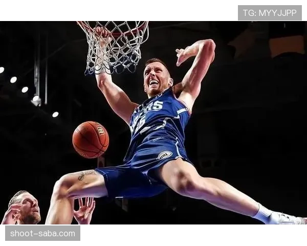 亨利如何凭借锋线前插撕破防线，力压队内新秀成为进攻核心？