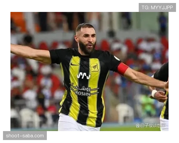 本泽马前插如何撕开防线并撬动中卫制造攻门机会