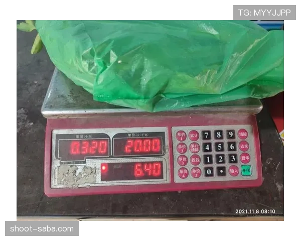 郭昊文戴着金链子站在菜市场秤前，隔壁阿姨笑出声
