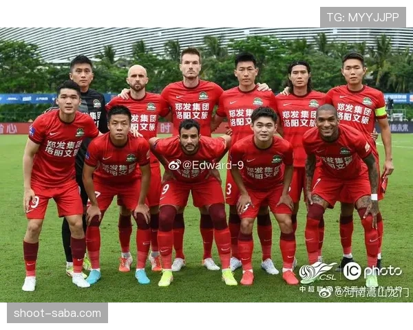 高位防守体系中博努奇与范戴克的出球角色分化 高位防守体系中博努奇与范戴克的出球角色分化